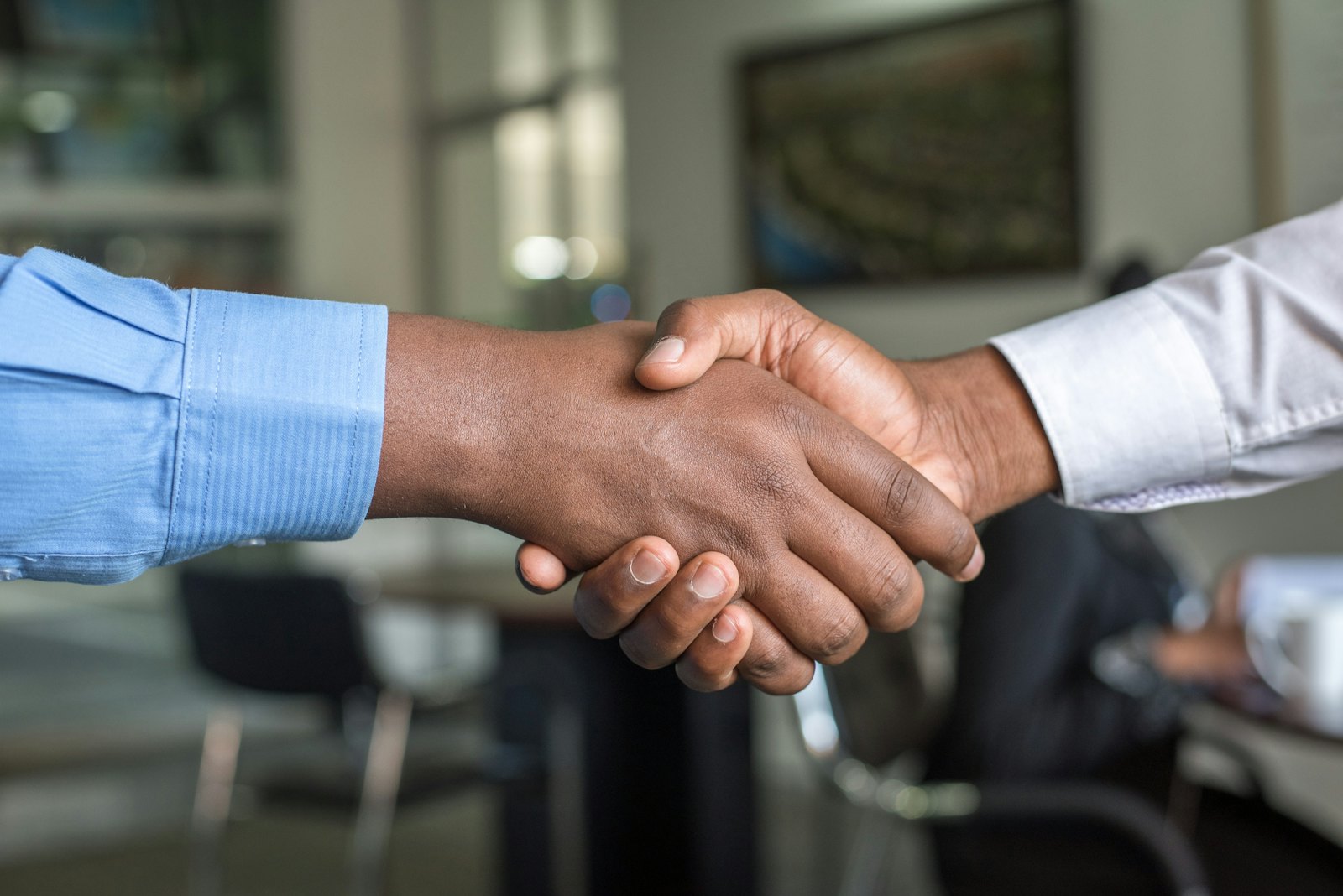 Aperto de mãos selando a confiança entre corretor e cliente